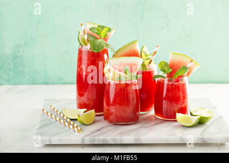 Wassermelone Sommer Drink mit Limettensaft, sluchie oder Smoothie Stockfoto