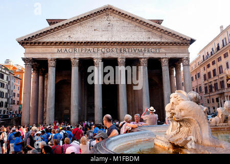 Pantheon an einem geschäftigen Tag, Rom, Italien Stockfoto