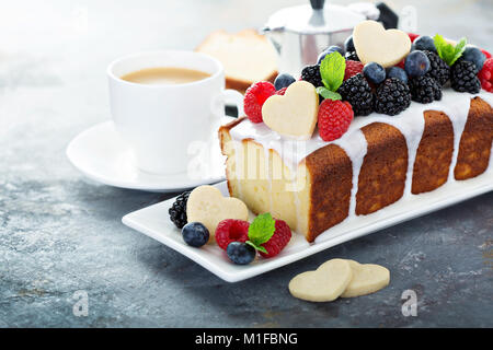 Vanille Pound Cake mit cookie Herzen, backen Dessert für Valentines Tag Stockfoto