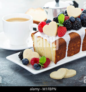 Vanille Pound Cake mit cookie Herzen, backen Dessert für Valentines Tag Stockfoto