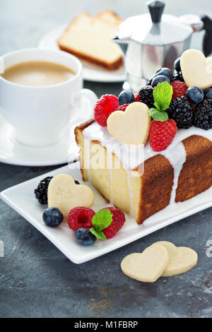 Vanille Pound Cake mit cookie Herzen, backen Dessert für Valentines Tag Stockfoto