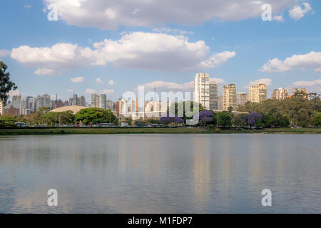 Ibirapuera Park See und die Skyline der Stadt - Sao Paulo, Brasilien Stockfoto