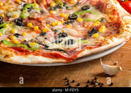 Nahaufnahme des Italienischen Capriciosa Pizza mit Salami und Gemüse Stockfoto