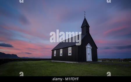 Mitternachtssonne am Schwarzen Kirche von Budir, Island Stockfoto