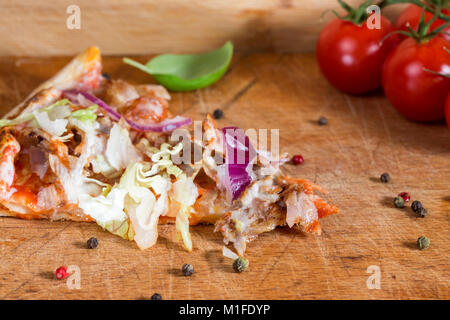 Slace von kebap Pizza mit Hackfleisch, Kohl, Tomaten und Knoblauch Sauce auf hölzernen Hintergrund Stockfoto