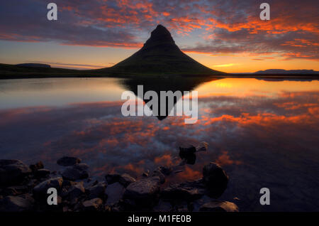 Mitternachtssonne an Kirkjufellsfoss, Island Stockfoto