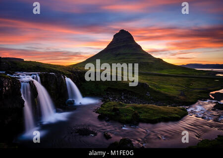 Mitternachtssonne an Kirkjufellsfoss, Island Stockfoto