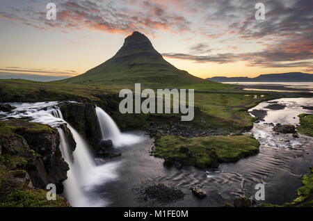 Mitternachtssonne an Kirkjufellsfoss, Island Stockfoto