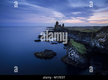 Londrangar Basaltfelsen. Einzigartig geformten Reste der alten vulkanischen Basalt Deiche ragen aus dem Meer, Icelandimpressive Stockfoto