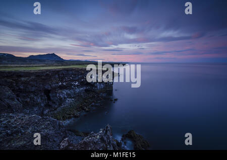 Londrangar Basaltfelsen. Einzigartig geformten Reste der alten vulkanischen Basalt Deiche ragen aus dem Meer, Icelandimpressive Stockfoto