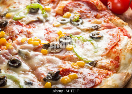 Italienische Capriciosa Pizza mit Salami und Gemüse Stockfoto