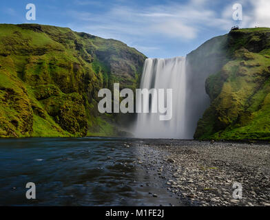 Der mächtige Wasserfall Skogafoss im Süden Islands ist eine der fünf größten Wasserfälle in Island. Stockfoto