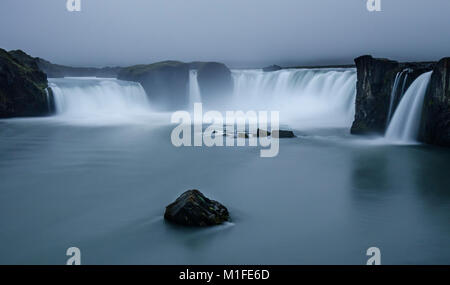 In Nordisland zwischen Akureyri und dem Myvatn, das malerische "Wasserfall der Götter" ist einer der schönsten des Landes. Stockfoto