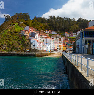 Hafen von Cudillero, einem Fischerdorf im Norden Spaniens. Asturien, Spanien Stockfoto