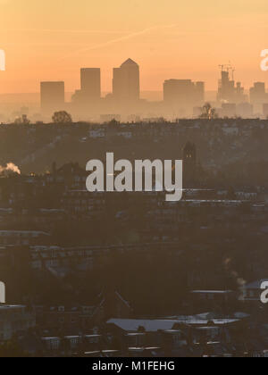 Alexandra Palace, London, Großbritannien. 30 Jan, 2018. UK Wetter. Sonnenaufgang über London von Alexandra Palace. Quelle: Matthew Chattle/Alamy leben Nachrichten Stockfoto