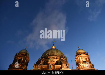 Berlin, Deutschland. 30 Jan, 2018. Die Kuppeln der Berliner Dom von einem fast wolkenlosen blauen Himmel während am frühen Morgen in Berlin, Deutschland, 30. Januar 2018 gerahmt. Credit: Paul Zinken/dpa/Alamy leben Nachrichten Stockfoto