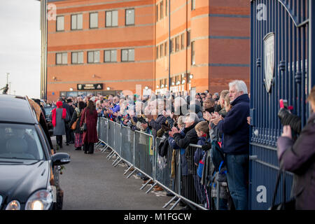 West Bromwich, Großbritannien. 30 Jan, 2018. Cyril Regis Trauerzuges kommt an Westbromwich Albions Fußballplatz der Weißdorn, wo riesige Menschenmassen versammelt haben, um ihren Respekt zu einer Fußball-Legende zu bezahlen. Mehrere ex-Spieler und Manager besucht Credit: Beste/Alamy leben Nachrichten Stockfoto