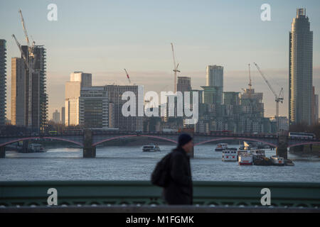 Die Westminster Bridge, London, UK. 30 Jan, 2018. UK Wetter. UK Wetter. Starkes Sonnenlicht und Frost empfängt morgen Pendler an Rush Hour auf die Westminster Bridge mit Blick elbaufwärts Richtung Vauxhall. Credit: Malcolm Park/Alamy Leben Nachrichten. Stockfoto