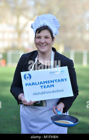 London, Großbritannien. 30 Jan, 2018. Tonia Antoniazzi MP für das Parlament Team, nimmt teil an ein Pfannkuchen rennen Bootcamp in Westminster vor dem Main Event, das Rehab parlamentarischen Pancake Race, am Faschingsdienstag. Credit: Stephen Chung/Alamy leben Nachrichten Stockfoto