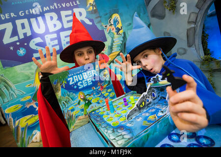 Nürnberg, Deutschland. 30 Jan, 2018. Luc und Elea präsentiert das Spiel 'Der geheimnisvolle Zaubersee" ("Die geheimnisvolle magische See') von Schmidt Spiele während die 69 Nürnberger Spielwarenmesse in Nürnberg, Deutschland, 30. Januar 2018. Die weltweit größte Spielwarenmesse findet zwischen dem 31. Januar und 04. Februar 2018. Credit: Daniel Karmann/dpa/Alamy leben Nachrichten Stockfoto