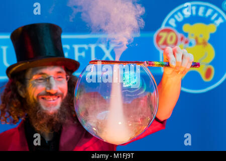 Nürnberg, Deutschland. 30 Jan, 2018. Aramis Gehberger, Soap Bubble Künstler, präsentiert Seifenblase Kreationen bei pustefix - Stadlbauer stand während der 69 Nürnberger Spielwarenmesse in Nürnberg, Deutschland, 30. Januar 2018. Die weltweit größte Spielwarenmesse findet zwischen dem 31. Januar und 04. Februar 2018. Credit: Daniel Karmann/dpa/Alamy leben Nachrichten Stockfoto