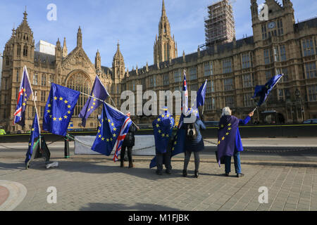 London, Großbritannien. 30 Jan, 2018. Ein täglicher Protest gegen Brexit gegenüber dem Parlamentsgebäude von Steve Bray, eine 48-jährige seltene Münzen Händler von Port Talbot, in South Wales, Stufen. Mit anderen Demonstranten Jane Pierce und Helen Campbell, die er durch eine anti-Brexit Facebook Gruppe, die versucht, zu einem permanenten Protest, Met, während das Parlament sitzt. Credit: Amer ghazzal/Alamy leben Nachrichten Stockfoto