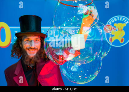 Nürnberg, Deutschland. 30 Jan, 2018. Aramis Gehberger, Soap Bubble Künstler, präsentiert Seifenblase Kreationen bei pustefix - Stadlbauer stand während der 69 Nürnberger Spielwarenmesse in Nürnberg, Deutschland, 30. Januar 2018. Die weltweit größte Spielwarenmesse findet zwischen dem 31. Januar und 04. Februar 2018. Credit: Daniel Karmann/dpa/Alamy leben Nachrichten Stockfoto