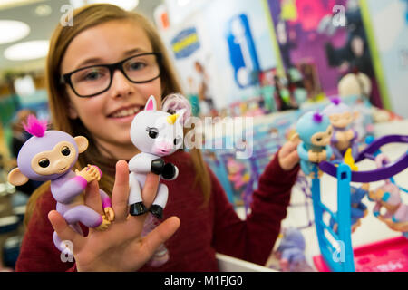 Nürnberg, Deutschland. 30 Jan, 2018. Laura präsentiert die Fingerlings von Jazwares, die Geräusche, Bewegung und Berührung reagieren, während die 69 Nürnberger Spielwarenmesse in Nürnberg, Deutschland, 30. Januar 2018. Die weltweit größte Spielwarenmesse findet zwischen dem 31. Januar und 04. Februar 2018. Credit: Daniel Karmann/dpa/Alamy leben Nachrichten Stockfoto