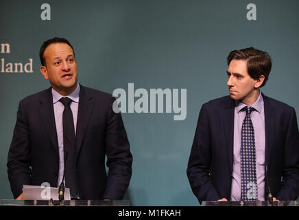 29/01/2018 Abtreibung Referendum. Im Bild (v.l.n.r.) Taoiseach und Fine Gael Chef Leo Varadkar und Minister für Gesundheit Simon Harris, nach einer Sitzung des Kabinetts. Taoiseach Leo Varadkar hat heute angekündigt, dass die Regierung beabsichtigt, ein Referendum über die Aufhebung der Achte Änderung vor Ende Mai halten. Das Referendum wird vorbehaltlich der Genehmigung des Dáil mit Varadkar sagte am Abend, dass das Kabinett auf der bevorzugte Timeline an diesem Abend vereinbart werden. Foto: Eamonn Farrell/RollingNews.ie Stockfoto