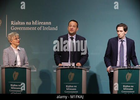 29/01/2018 Abtreibung Referendum. Im Bild (v.l.) Minister für Kinder Katherine Zappone, Taoiseach und Fine Gael Chef Leo Varadkar und Minister für Gesundheit Simon Harris, nach einer Sitzung des Kabinetts. Taoiseach Leo Varadkar hat heute angekündigt, dass die Regierung beabsichtigt, ein Referendum über die Aufhebung der Achte Änderung vor Ende Mai halten. Das Referendum wird vorbehaltlich der Genehmigung des Dáil mit Varadkar sagte am Abend, dass das Kabinett auf der bevorzugte Timeline an diesem Abend vereinbart werden. Foto: Eamonn Farrell/RollingNews.ie Stockfoto