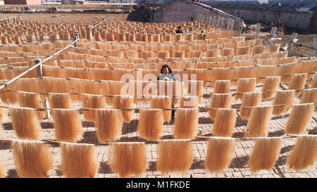 Zunhua, Hebei Provinz Chinas. 30 Jan, 2018. Dorfbewohner trockenen Nudeln in Zhongtan Dorf Ping" ancheng County im Norden Chinas Zunhua, Provinz Hebei, Jan. 30, 2018. Die Einheimischen waren damit beschäftigt, das Trocknen vermicelli mit der Nachfrage des Marktes gerecht zu werden. Credit: Liu Mancang/Xinhua/Alamy leben Nachrichten Stockfoto