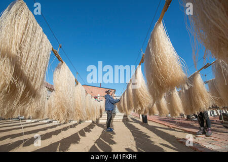 Zunhua, Hebei Provinz Chinas. 30 Jan, 2018. Dorfbewohner trockenen Nudeln in Zhongtan Dorf Ping" ancheng County im Norden Chinas Zunhua, Provinz Hebei, Jan. 30, 2018. Die Einheimischen waren damit beschäftigt, das Trocknen vermicelli mit der Nachfrage des Marktes gerecht zu werden. Credit: Liu Mancang/Xinhua/Alamy leben Nachrichten Stockfoto