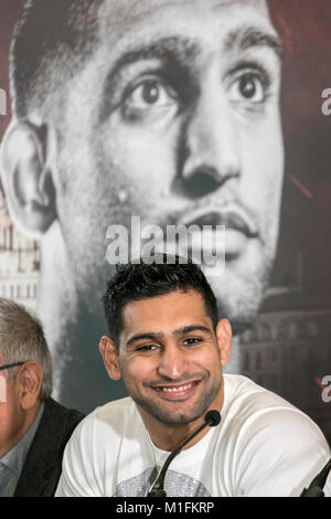 Hilton Hotel, Liverpool. 30. Januar 2018. Amir Khan Vs. Phil Lo Greco, Pressekonferenz, die sehnsüchtig erwarteten Vor Kampf Pressekonferenz zwischen Amir Khan und Phil Lo Greco bricht in Gewalt als Lo Greco Beleidigungen macht sich auf persönliche Khan's Leben. Khan macht seinen Ring zurück Nach zwei Jahren abwesenheit als kündigt er seinen nächsten Kampf am 21. April in der Echo Arena in Liverpool. Credit: cernan Elias/Alamy leben Nachrichten Stockfoto