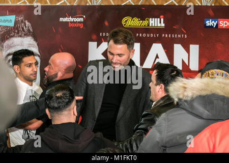 Hilton Hotel, Liverpool. 30. Januar 2018. Amir Khan Vs. Phil Lo Greco, Pressekonferenz, die sehnsüchtig erwarteten Vor Kampf Pressekonferenz zwischen Amir Khan und Phil Lo Greco bricht in Gewalt als Lo Greco Beleidigungen macht sich auf persönliche Khan's Leben. Khan macht seinen Ring zurück Nach zwei Jahren abwesenheit als kündigt er seinen nächsten Kampf am 21. April in der Echo Arena in Liverpool. Credit: cernan Elias/Alamy leben Nachrichten Stockfoto