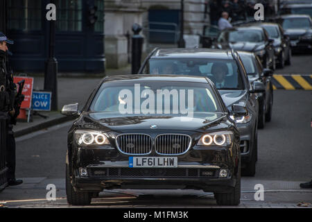 London, Großbritannien. 30. Januar, 2018. Eine Warteschlange der ministeriellen Wagen hinterlassen Downing Street nach der heutigen Kabinettssitzung. Credit: Guy Bell/Alamy leben Nachrichten Stockfoto