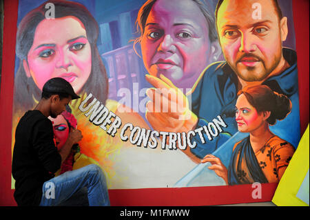 Bangladeshi artist Zeichnung film Banner im Old Town in Dhaka, Bangladesch, am 30. Januar 2018. Film banner malen ist eine der ausgestorbene Kunst arbeitet in Bangladesch. Stockfoto