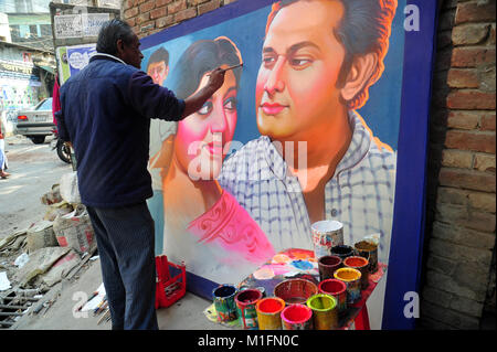 Bangladeshi artist Zeichnung film Banner im Old Town in Dhaka, Bangladesch, am 30. Januar 2018. Film banner malen ist eine der ausgestorbene Kunst arbeitet in Bangladesch. Stockfoto