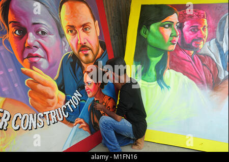 Bangladeshi artist Zeichnung film Banner im Old Town in Dhaka, Bangladesch, am 30. Januar 2018. Film banner malen ist eine der ausgestorbene Kunst arbeitet in Bangladesch. Stockfoto