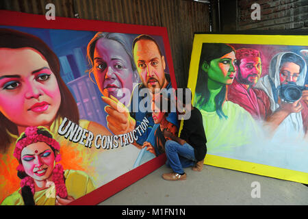 Bangladeshi artist Zeichnung film Banner im Old Town in Dhaka, Bangladesch, am 30. Januar 2018. Film banner malen ist eine der ausgestorbene Kunst arbeitet in Bangladesch. Stockfoto