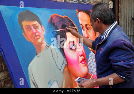 Bangladeshi artist Zeichnung film Banner im Old Town in Dhaka, Bangladesch, am 30. Januar 2018. Film banner malen ist eine der ausgestorbene Kunst arbeitet in Bangladesch. Stockfoto