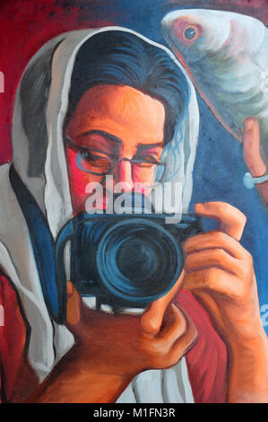 Bangladeshi artist Zeichnung film Banner im Old Town in Dhaka, Bangladesch, am 30. Januar 2018. Film banner malen ist eine der ausgestorbene Kunst arbeitet in Bangladesch. Stockfoto