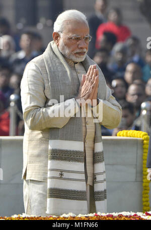 New Delhi, Indien. 30 Jan, 2018. Indische Ministerpräsident Narendra Modi eine Hommage an Rajghat, das Denkmal für die indische Unabhängigkeit Symbol Mahatama Gandhi, auf Martyr's Tag in Neu Delhi, Indien, Jan. 30, 2018. Credit: Partha Sarkar/Xinhua/Alamy leben Nachrichten Stockfoto