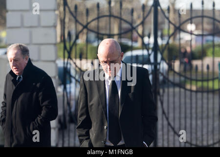 Warrington, Liverpool, Großbritannien. 30 Jan, 2018. Ex Liverpool Spieler Phil Neal nimmt an der Beerdigung des ehemaligen FC Liverpool Torwart Tommy Lawrence, bei St. Elphin die Pfarrkirche, die Kirche St, Warrington. Credit: ken Biggs/Alamy leben Nachrichten Stockfoto