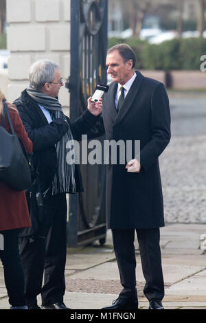 Warrington, Liverpool, Großbritannien. 30 Jan, 2018. Ex Liverpool Spieler Phil Thompson nimmt an der Beerdigung des ehemaligen FC Liverpool Torwart Tommy Lawrence, bei St. Elphin die Pfarrkirche, die Kirche St, Warrington. Credit: ken Biggs/Alamy leben Nachrichten Stockfoto