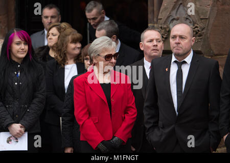 Warrington, Liverpool, Großbritannien. 30 Jan, 2018. Familie und Freunde am funerall des ehemaligen FC Liverpool Torwart Tommy Lawrence, bei St. Elphin die Pfarrkirche, die Kirche St, Warrington. Credit: ken Biggs/Alamy leben Nachrichten Stockfoto