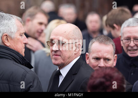 Warrington, Liverpool, Großbritannien. 30 Jan, 2018. Ex Liverpool Spieler Phil Neal nimmt an der Beerdigung des ehemaligen FC Liverpool Torwart Tommy Lawrence, bei St. Elphin die Pfarrkirche, die Kirche St, Warrington. Credit: ken Biggs/Alamy leben Nachrichten Stockfoto