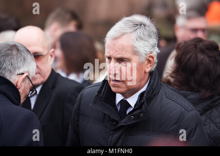 Warrington, Liverpool, Großbritannien. 30 Jan, 2018. Ex Liverpool player Ray Clemence nimmt an der Beerdigung des ehemaligen FC Liverpool Torwart Tommy Lawrence, bei St. Elphin die Pfarrkirche, die Kirche St, Warrington. Credit: ken Biggs/Alamy leben Nachrichten Stockfoto