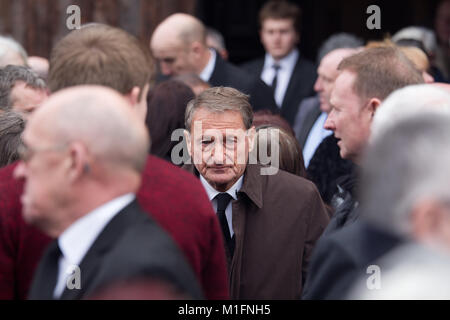 Warrington, Liverpool, Großbritannien. 30 Jan, 2018. Ex Liverpool Spieler Roger Hunt nimmt an der Beerdigung des ehemaligen FC Liverpool Torwart Tommy Lawrence, bei St. Elphin die Pfarrkirche, die Kirche St, Warrington. Credit: ken Biggs/Alamy leben Nachrichten Stockfoto