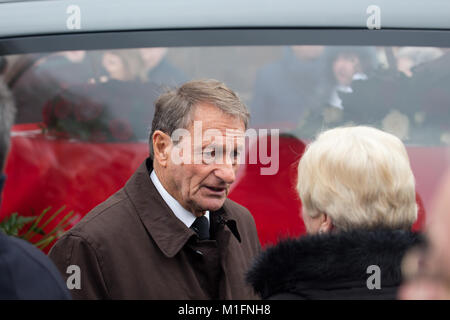 Warrington, Liverpool, Großbritannien. 30 Jan, 2018. Ex Liverpool Spieler Roger Hunt nimmt an der Beerdigung des ehemaligen FC Liverpool Torwart Tommy Lawrence, bei St. Elphin die Pfarrkirche, die Kirche St, Warrington. Credit: ken Biggs/Alamy leben Nachrichten Stockfoto