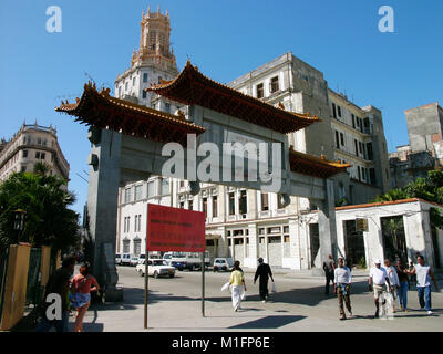 15.02.2006, Havanna, Kuba; Eingang zu China Town in Havanna Viejo. Die Republik Kuba ist in der nördlichen Karibik und im Süden der Vereinigten Staaten. Die erste Europäische zu Besuch in Kuba war Entdecker Christoph Kolumbus im Jahr 1492. Jahrhunderte der Kolonialherrschaft und Revolutionen folgten. Batista wurde von Fidel Castro und Che Guevara 1953 abgesetzt. Nach der Revolution im Handel mit comminist Russland wuchs. Die Wirtschaft wurde in den 1990er Jahren schlug nach dem Zusammenbruch der Sowjetunion. Kuba handelt Z.z. mit fast jeder Nation der Welt, wenn auch mit Einschränkungen aus dem US-Embargo. Handel Stockfoto
